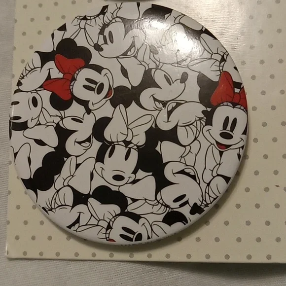 Disney Minnie Mouse button pin set - Picture 6 of 6